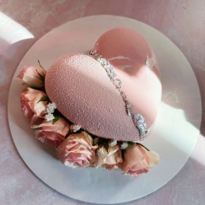 Heart-shaped rose cake, customizable for special occasions