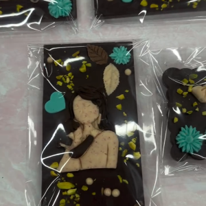 Arpita Personalized Chocolate Box-mom-love-img